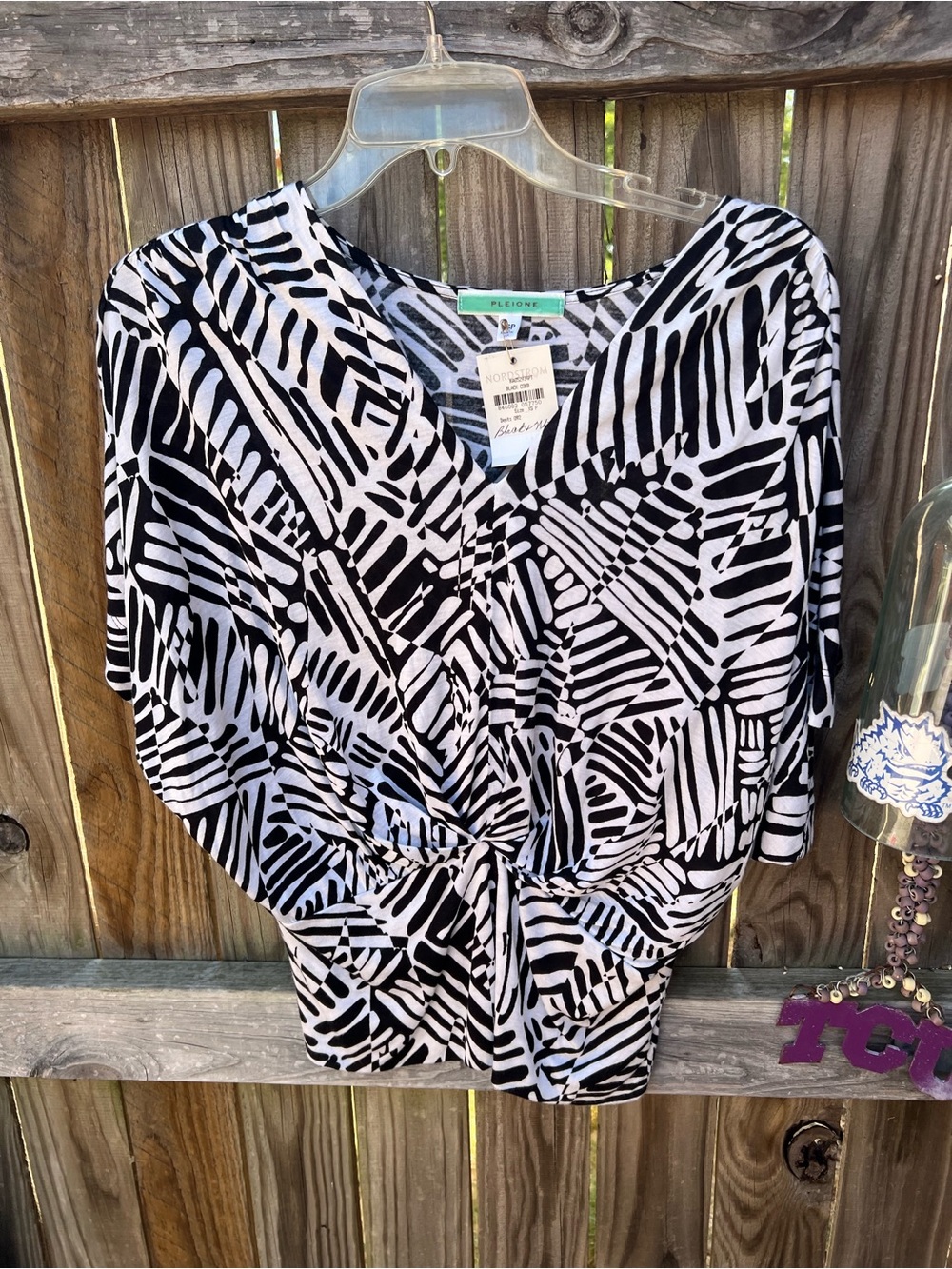 👗Pleione Black & White Knot-Front V-Neck top